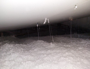 Zateplení stropu bytového domu pomocí foukané izolace